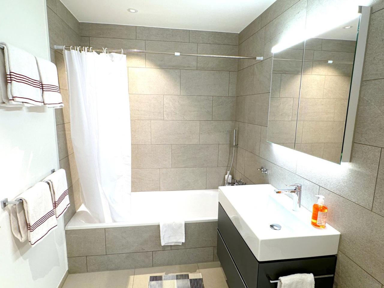 Holiday home Swisshut Modern 5min West Station - Apart. Rugen 2 *